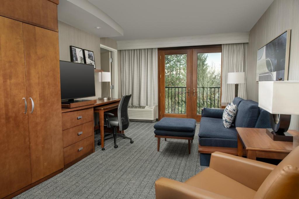 TV a/nebo společenská místnost v ubytování Courtyard by Marriott Seattle Kirkland