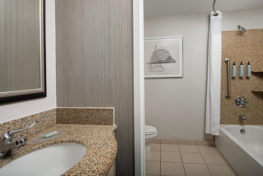 Koupelna v ubytování Courtyard by Marriott Seattle Kirkland