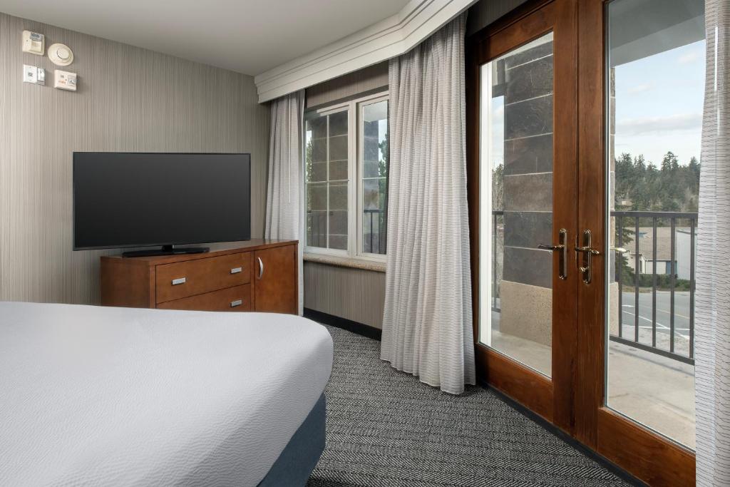 TV a/nebo společenská místnost v ubytování Courtyard by Marriott Seattle Kirkland