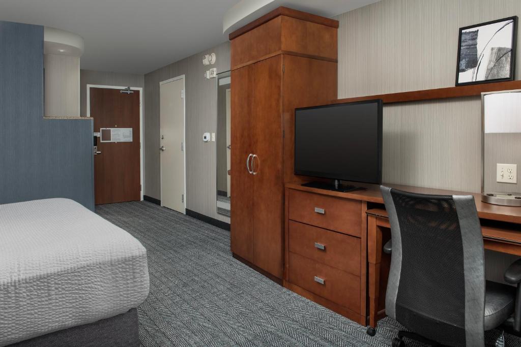 TV a/nebo společenská místnost v ubytování Courtyard by Marriott Seattle Kirkland