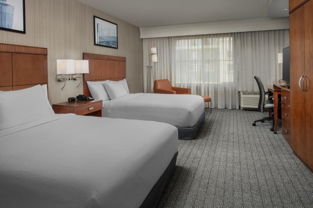 Postel nebo postele na pokoji v ubytování Courtyard by Marriott Seattle Kirkland