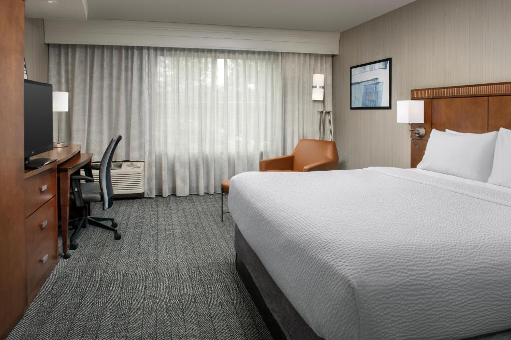 TV a/nebo společenská místnost v ubytování Courtyard by Marriott Seattle Kirkland