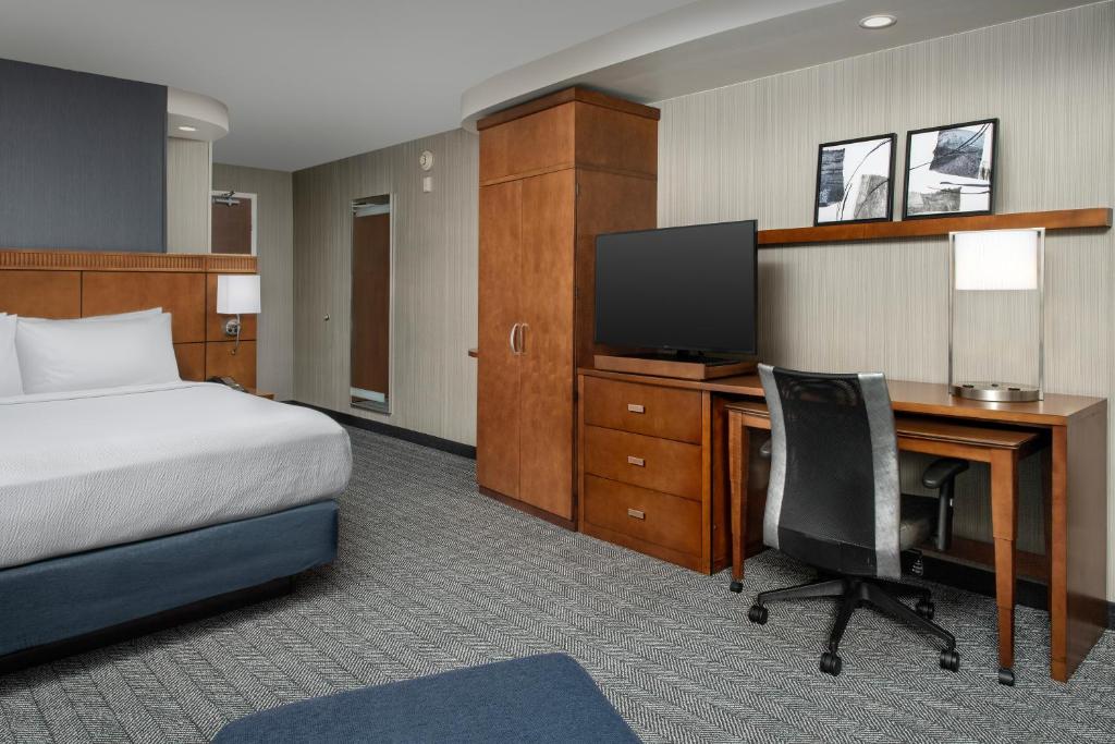 TV a/nebo společenská místnost v ubytování Courtyard by Marriott Seattle Kirkland