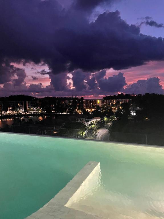 Bazén v ubytování Modern Golf course view Apartment in Sky Park Laguna nebo v jeho okolí