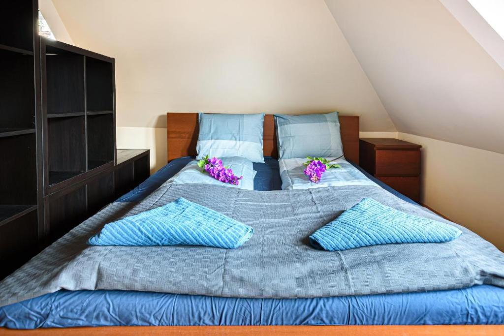 een groot bed met blauwe lakens en blauwe kussens bij High Class Residence Leopold in Boedapest