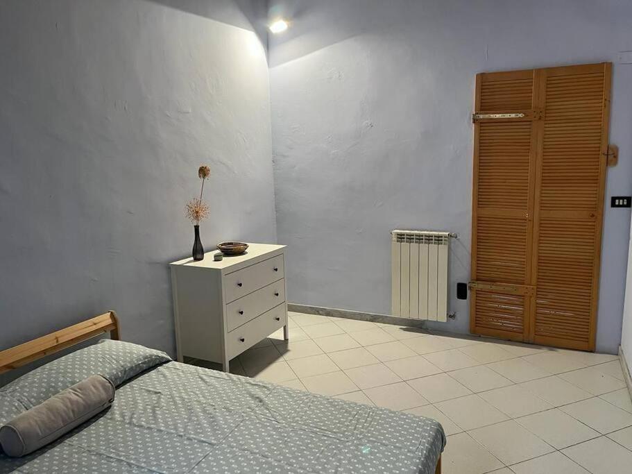 1 dormitorio con 1 cama, vestidor y puerta en Appartamento in centro a Livorno, en Livorno