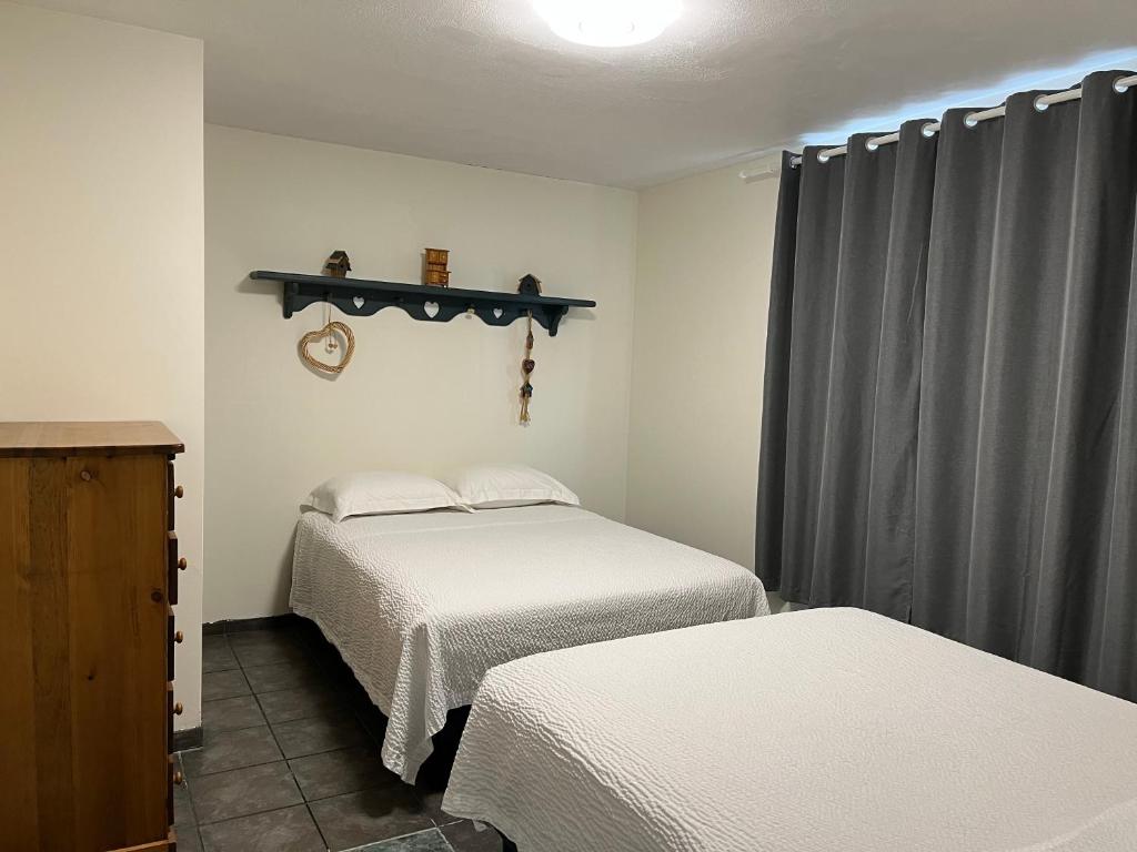 Postel nebo postele na pokoji v ubytování Empire Motel