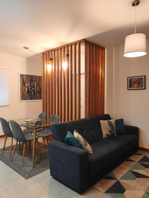 ein Wohnzimmer mit einem Sofa und einem Tisch in der Unterkunft Vila Nova House in Vila Nova