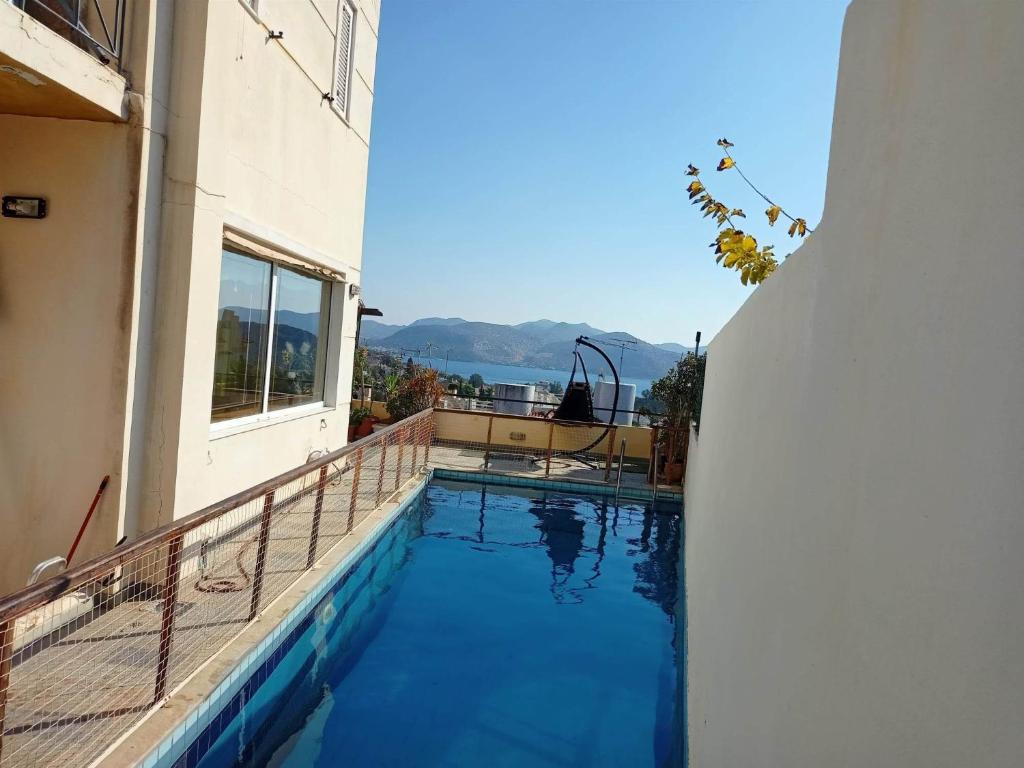 Blick auf den Pool von einem Haus aus in der Unterkunft Τάνια in Anavyssos