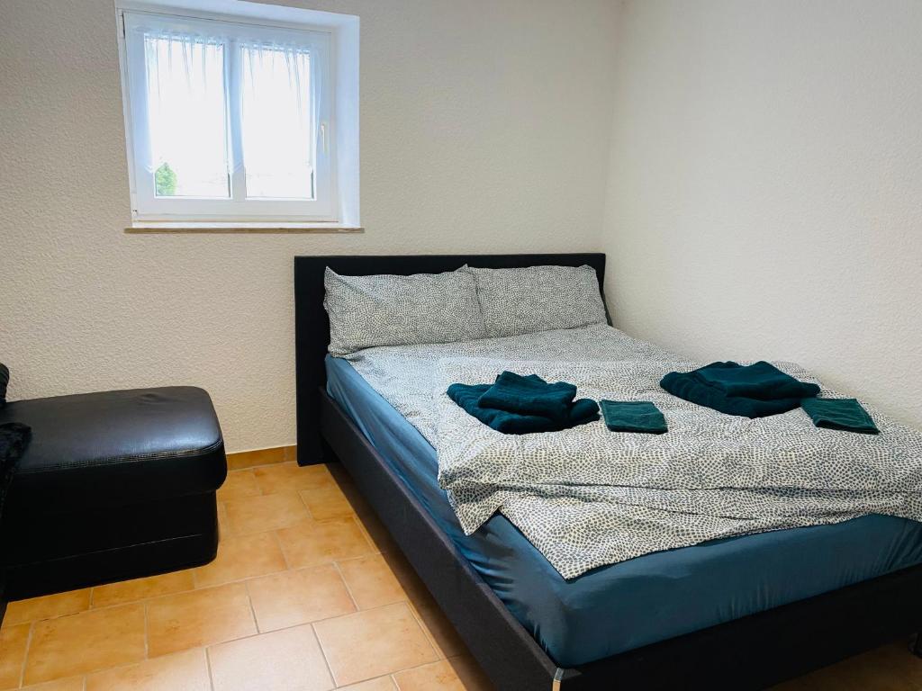 a bed with two pillows on it in a room at Knuffige Ferienwohnung im Herzen von Haiger in Haiger