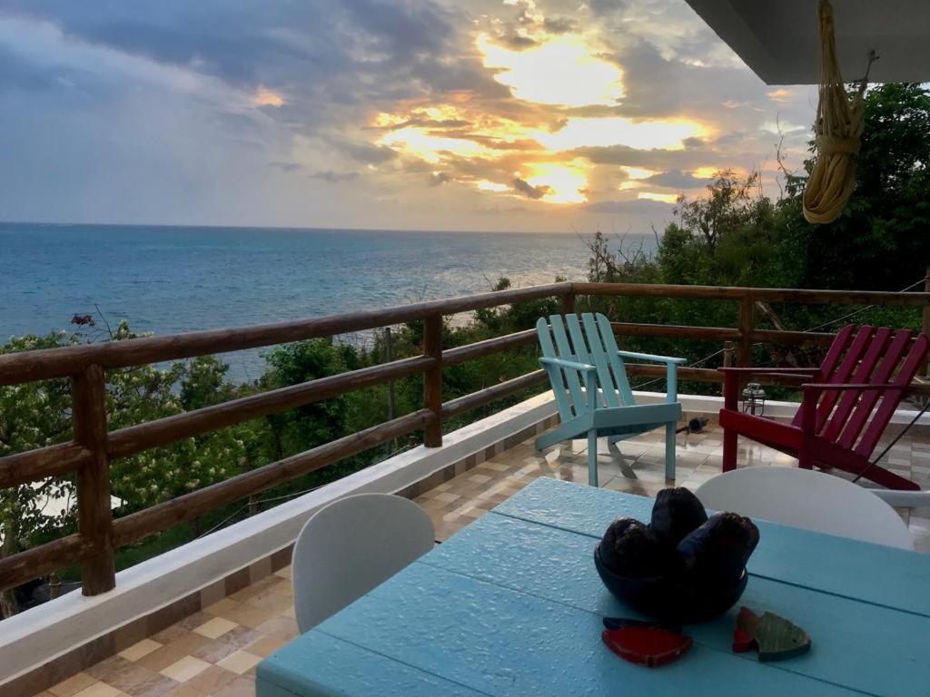 una mesa y sillas en un balcón con vistas al océano en Maracaibo View en Providencia