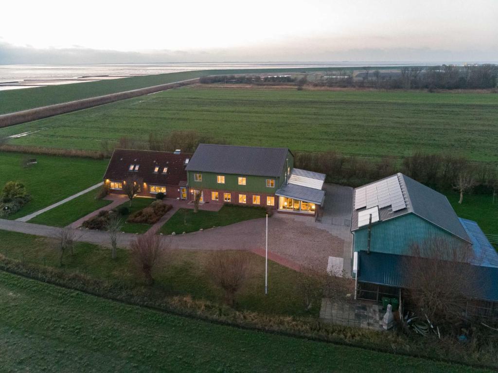 ノルトシュトラントにあるNordseehof Fuhlehoernの納屋・家屋の空見