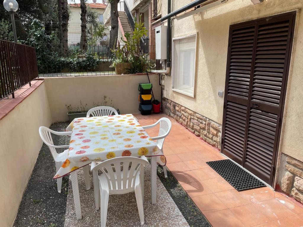 einen Tisch und Stühle auf einer Terrasse in der Unterkunft Giardino Sud - a pochi passi dal mare in San Vincenzo
