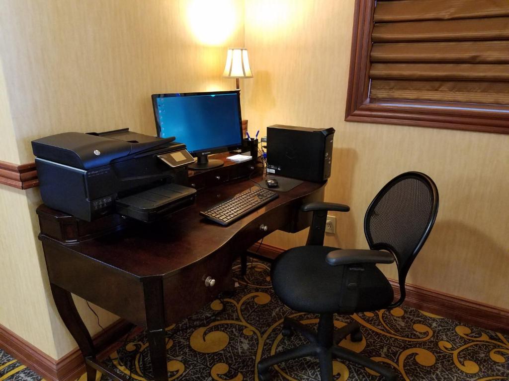 Uma TV ou centro de entretenimento em Holiday Inn Express Deforest by IHG