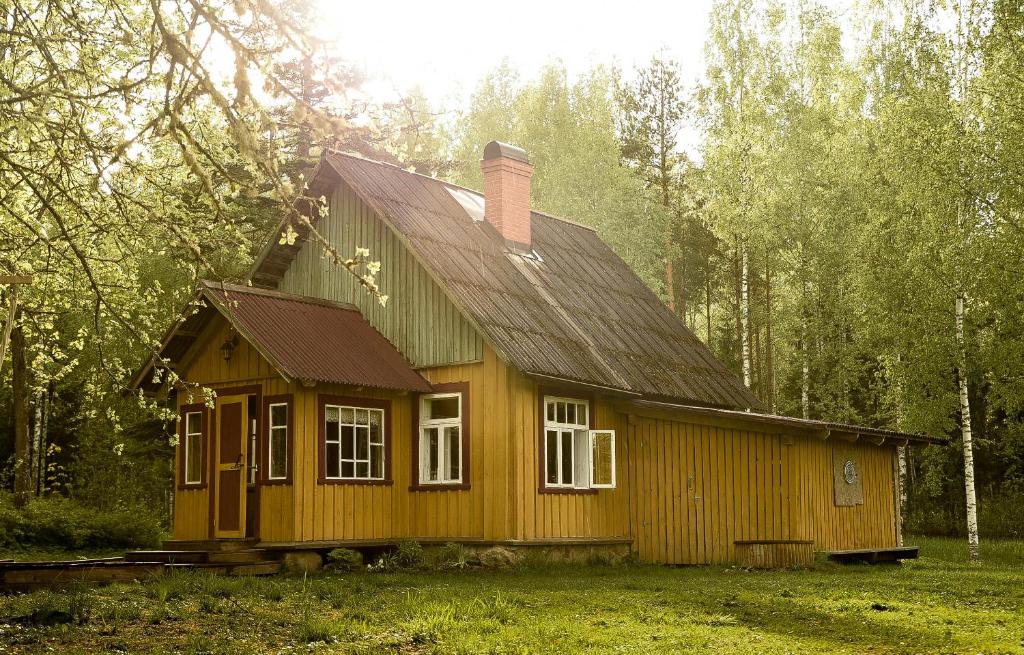 uma pequena casa de madeira no meio de uma floresta em Nedsaja metsamaja ja saun em Nedsaja