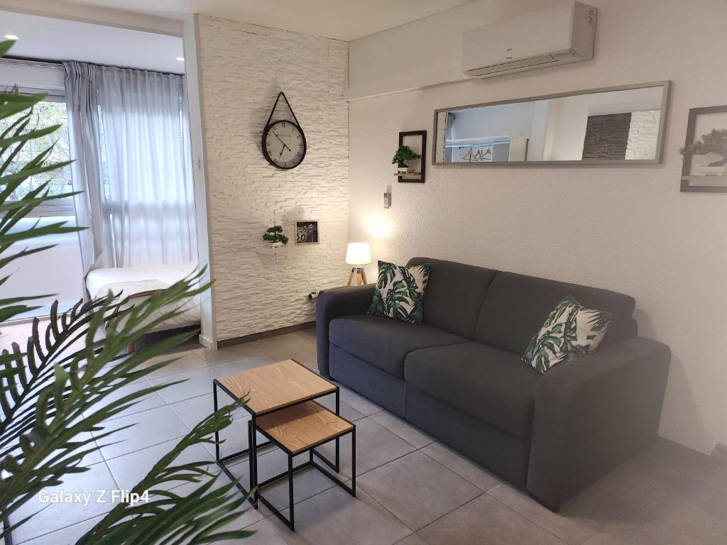 - un salon avec un canapé et une table dans l'établissement Beau studio / Clim / Parking / Plage à 200 m, à San-Martino-di-Lota