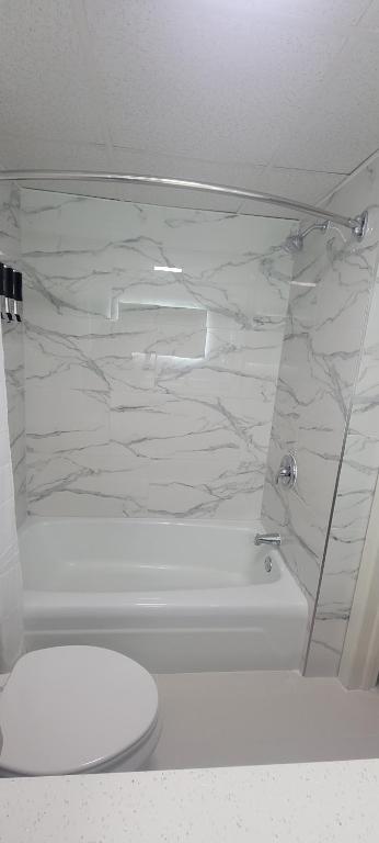 Royal Inn & Suites - 