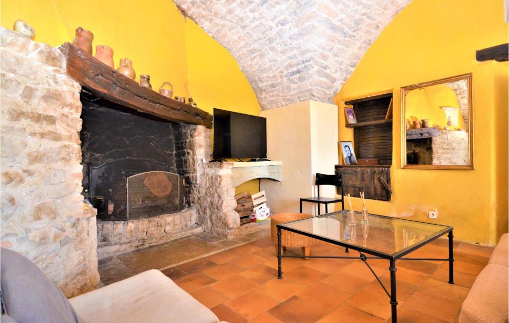 Televízia a/alebo spoločenská miestnosť v ubytovaní Cozy Home In St-Hippolyte-Du-Fort
