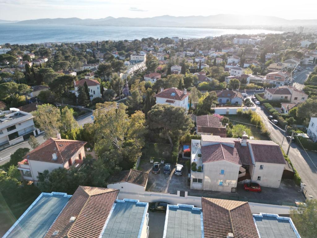 une vue aérienne d'un quartier résidentiel avec des maisons dans l'établissement La musardiere, à Port Santa-Lucia