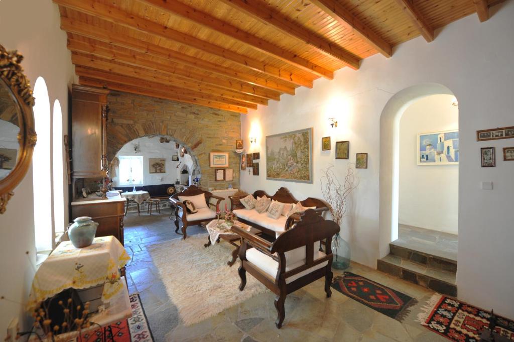 sala de estar con sofá y mesa en Paros traditional house en Episkopianá
