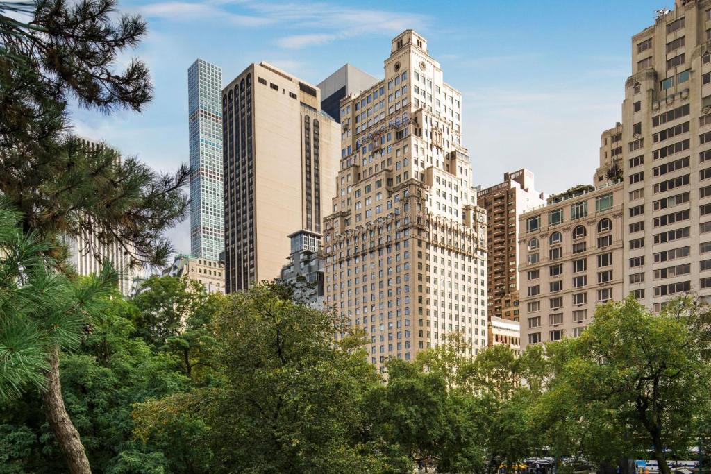 - une vue sur les toits de la ville avec de grands bâtiments dans l'établissement The Ritz-Carlton New York, Central Park, à New York