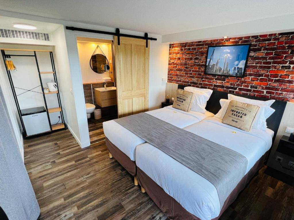 Kyriad Lisieux - 2 Single Beds - Superior Room
