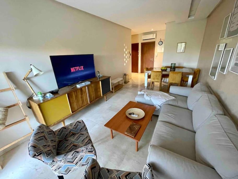 - un salon avec un canapé et une télévision dans l'établissement Sofia’s placeCosy ground floor Appartement RDJ, à Marrakech