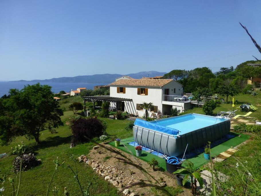 une villa avec piscine et une maison dans l'établissement F3 80m², vue sur mer. Arrivée possible en semaine, à Calcatoggio