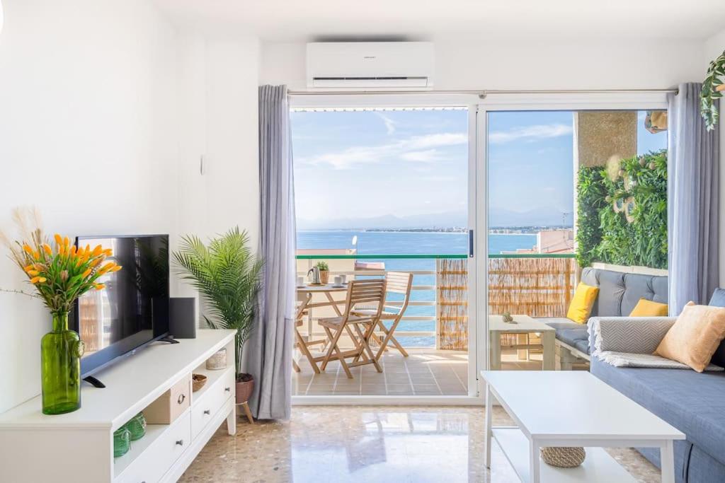 sala de estar con vistas al océano en 1ªLinea Mar-Piscina-Wifi-PortAventura-Luxury-Chill5, en Salou