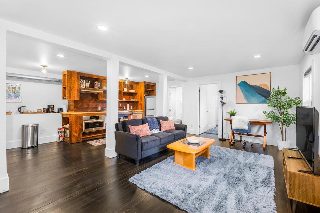 Predel za sedenje v nastanitvi 1BR Tranquil Haven in Beacon Hill