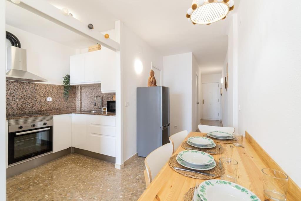 Kuchyň nebo kuchyňský kout v ubytování 1ªLinea Mar-Piscina-Wifi-PortAventura-Luxury-Chill5