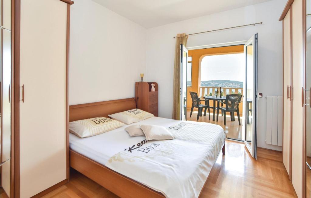 Posteľ alebo postele v izbe v ubytovaní Nice Home In Seget Donji With Wifi