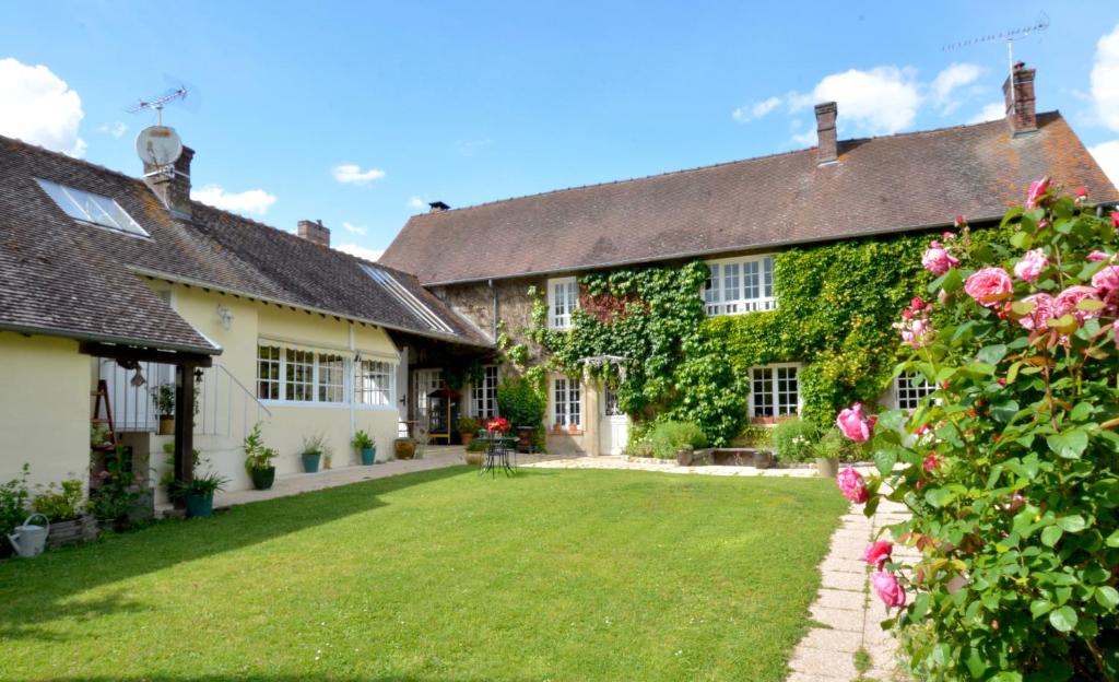 an exterior view of a house with a yard at la suite Au bon Marechal in Giverny