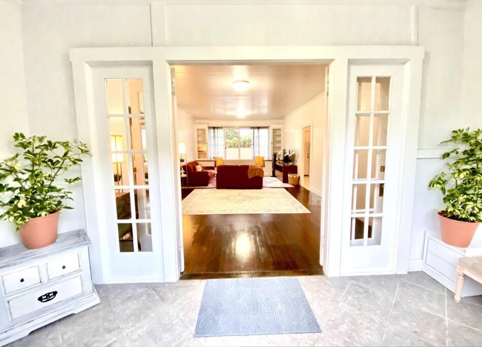 YOUR HILO HOMEBASE Lovely 3 Bedroom in Heart of Hilo with AC!, Hilo