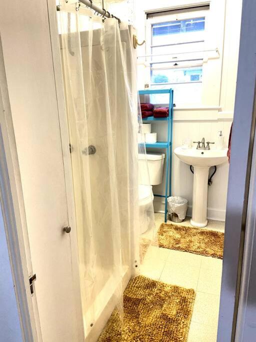 Koupelna v ubytování YOUR HILO HOMEBASE - Lovely 3 Bedroom in Heart of Hilo with AC!