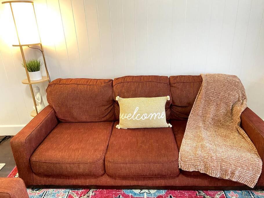 Posezení v ubytování YOUR HILO HOMEBASE - Lovely 3 Bedroom in Heart of Hilo with AC!