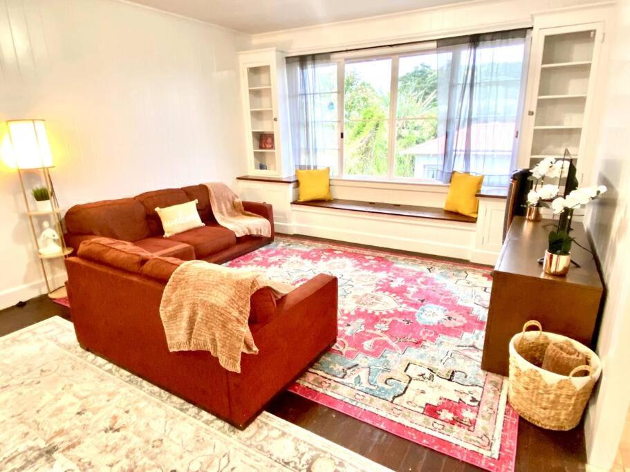 Posezení v ubytování YOUR HILO HOMEBASE - Lovely 3 Bedroom in Heart of Hilo with AC!