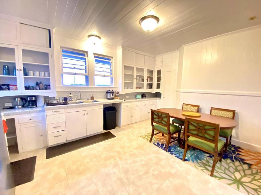 Kuchyň nebo kuchyňský kout v ubytování YOUR HILO HOMEBASE - Lovely 3 Bedroom in Heart of Hilo with AC!