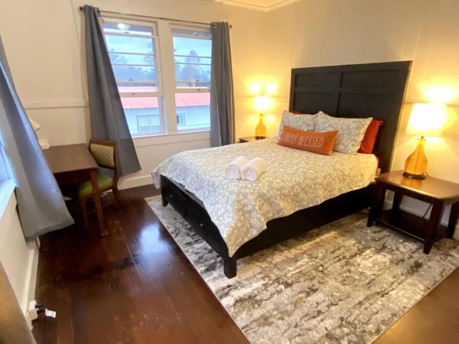 Postel nebo postele na pokoji v ubytování YOUR HILO HOMEBASE - Lovely 3 Bedroom in Heart of Hilo with AC!