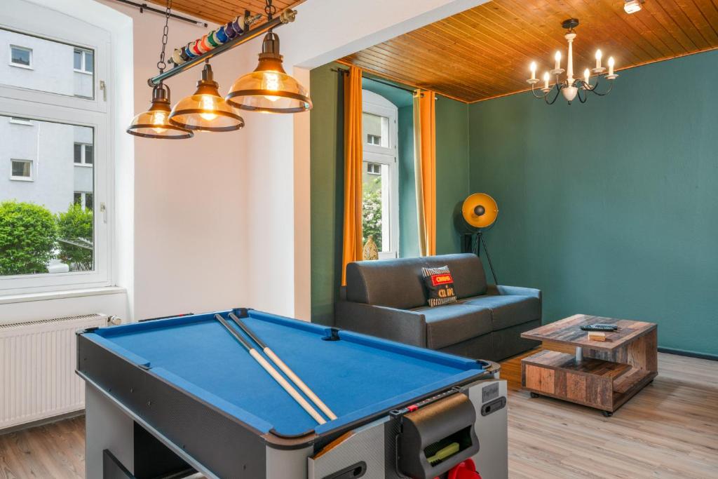 - un salon avec un billard dans l'établissement Gemütliche Wohnung mit Billiard-/Airhockeytisch und Netflix, à Cassel