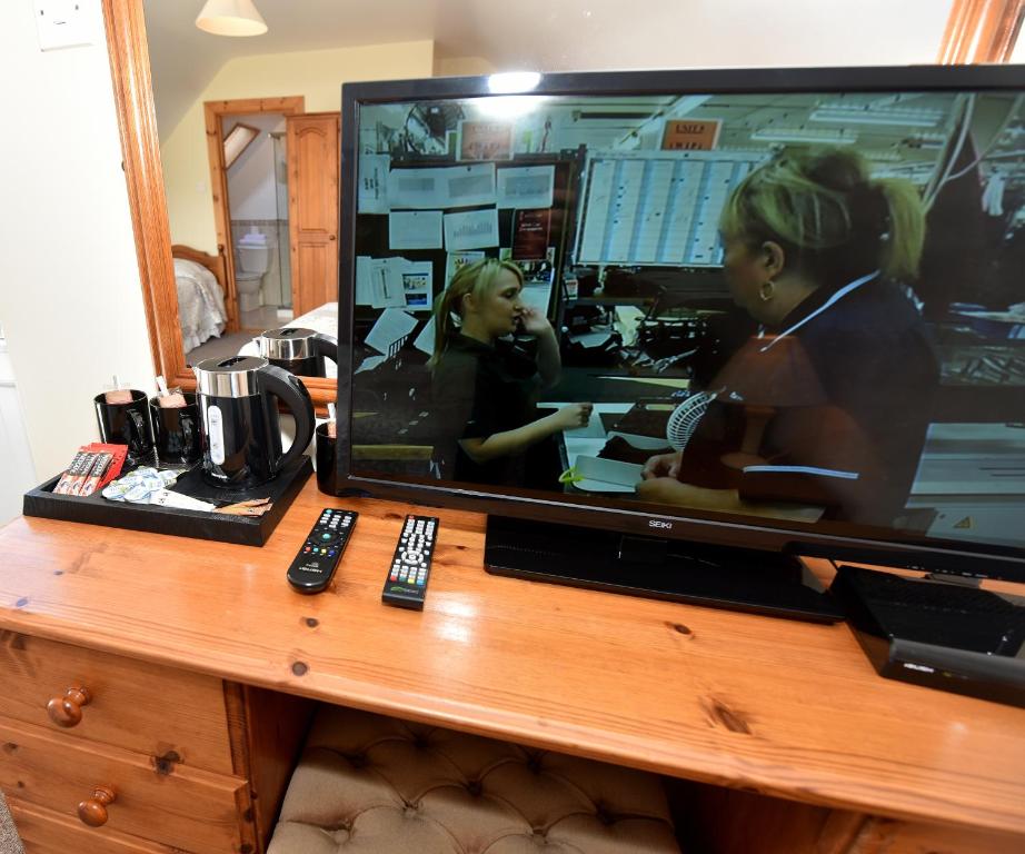 TV a/nebo společenská místnost v ubytování Fishermans Village with Sea Views