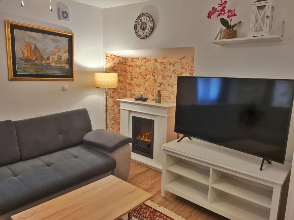 TV a/nebo společenská místnost v ubytování Holiday Place Veli Dvor - vacation house with private garden in old town Punat