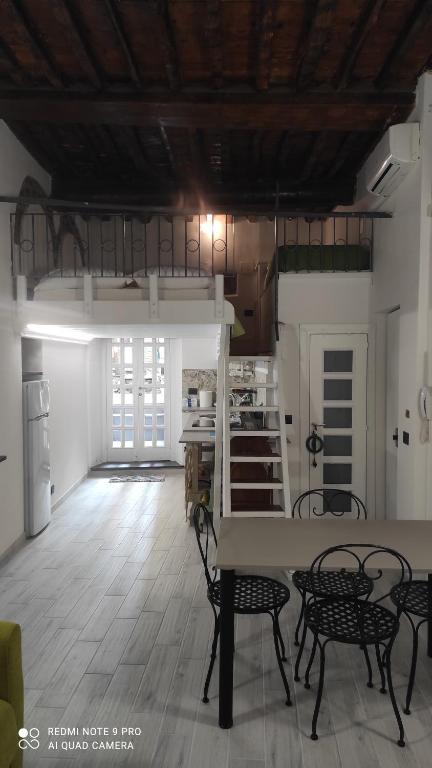 una cucina con tavolo e sedie in una stanza di La Nina a Camogli