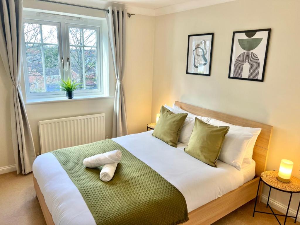 En eller flere senge i et værelse på 2 Bed Serviced Apartment with Balcony, Free Parking, Wifi & Netflix in Basingstoke