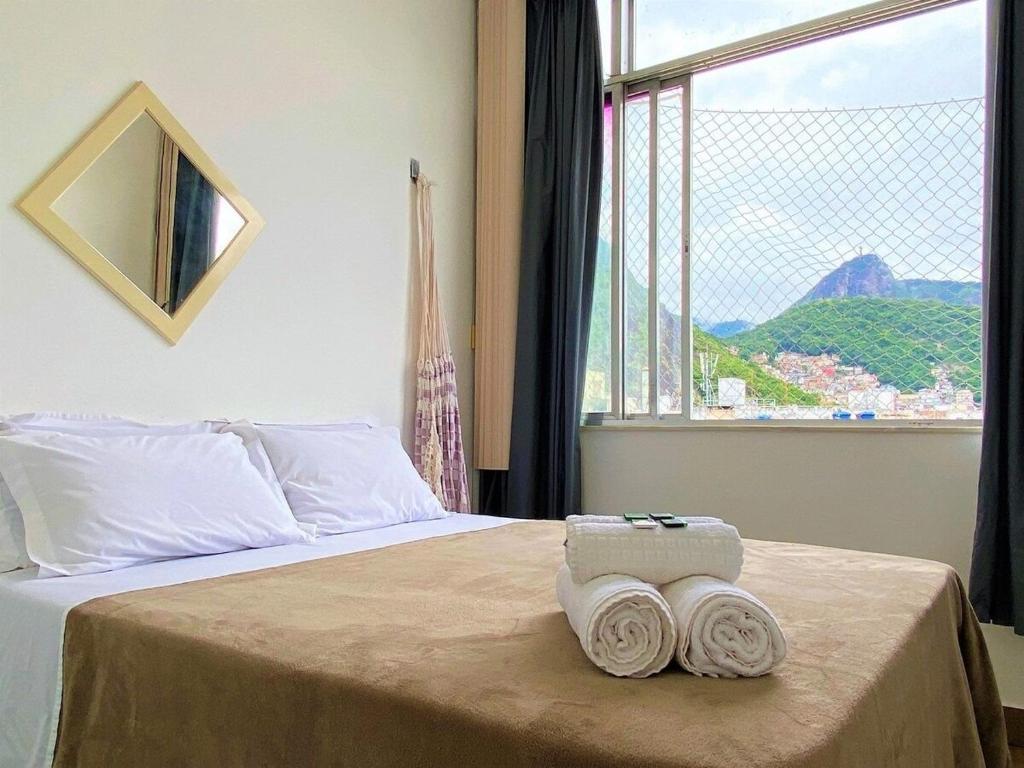 um quarto com uma cama com duas toalhas em AD12 - Apto a 4 min da praia - vista pro Cristo no Rio de Janeiro
