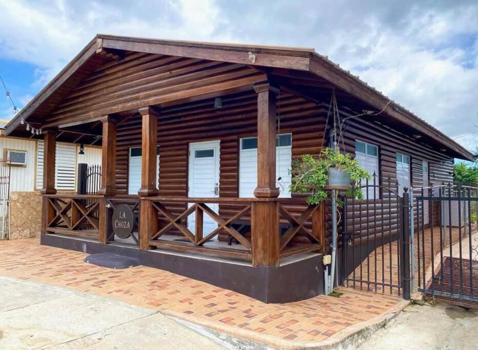 una cabaña de madera con una valla delante en “La Choza” Beach Cabin en el Poblado de Boquerón en Cabo Rojo