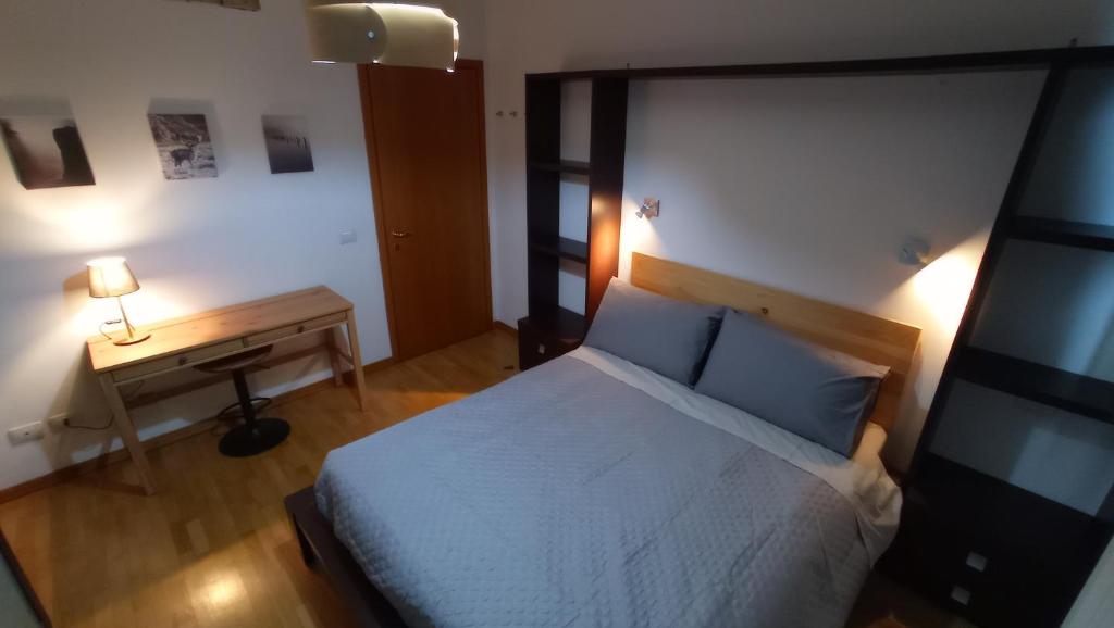 A bed or beds in a room at Bilocale tra città e colline.