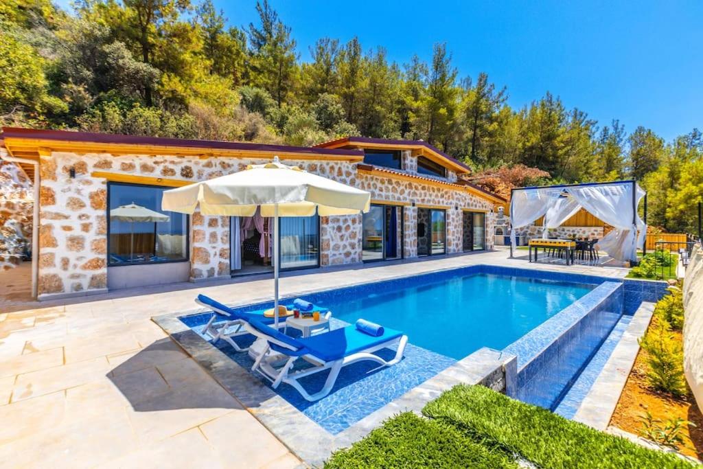 Villa real (pool, stone villa, sea, forest, wifi)
