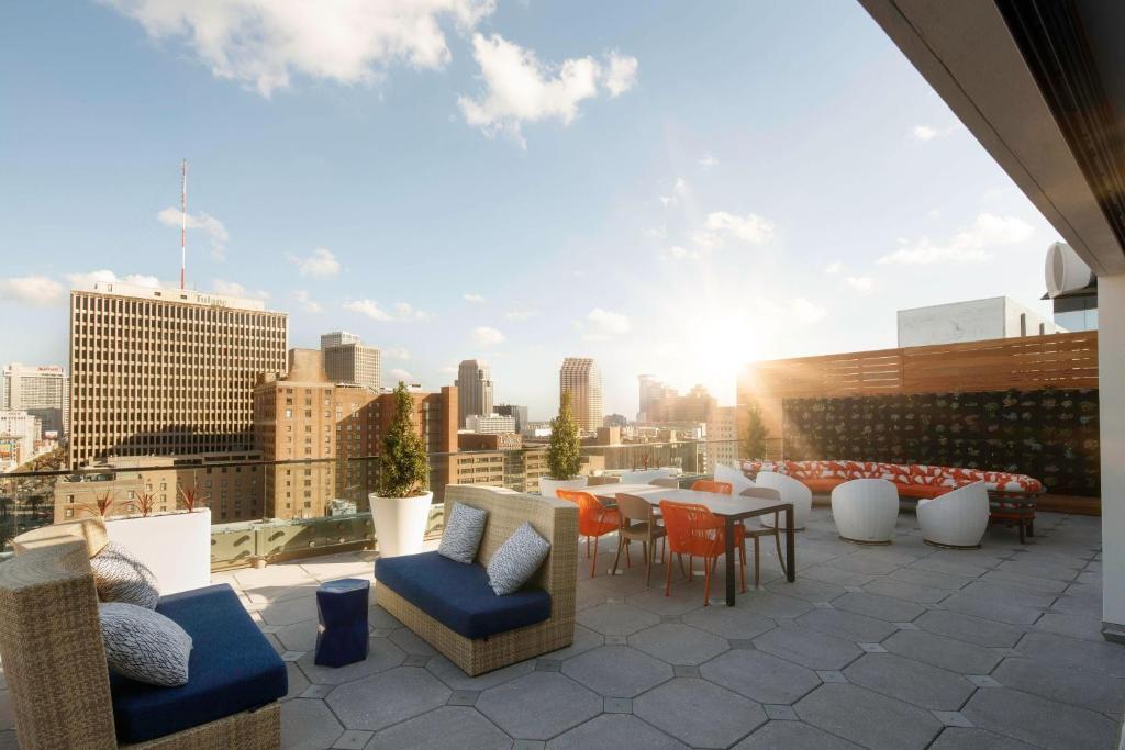 un toit-terrasse avec des tables et des chaises et la ville dans l'établissement SpringHill Suites by Marriott New Orleans Downtown/Canal Street, à La Nouvelle-Orléans