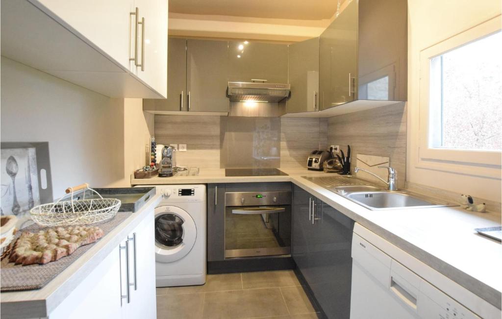 Kuchyňa alebo kuchynka v ubytovaní Cozy Apartment In Tourgéville With Wifi